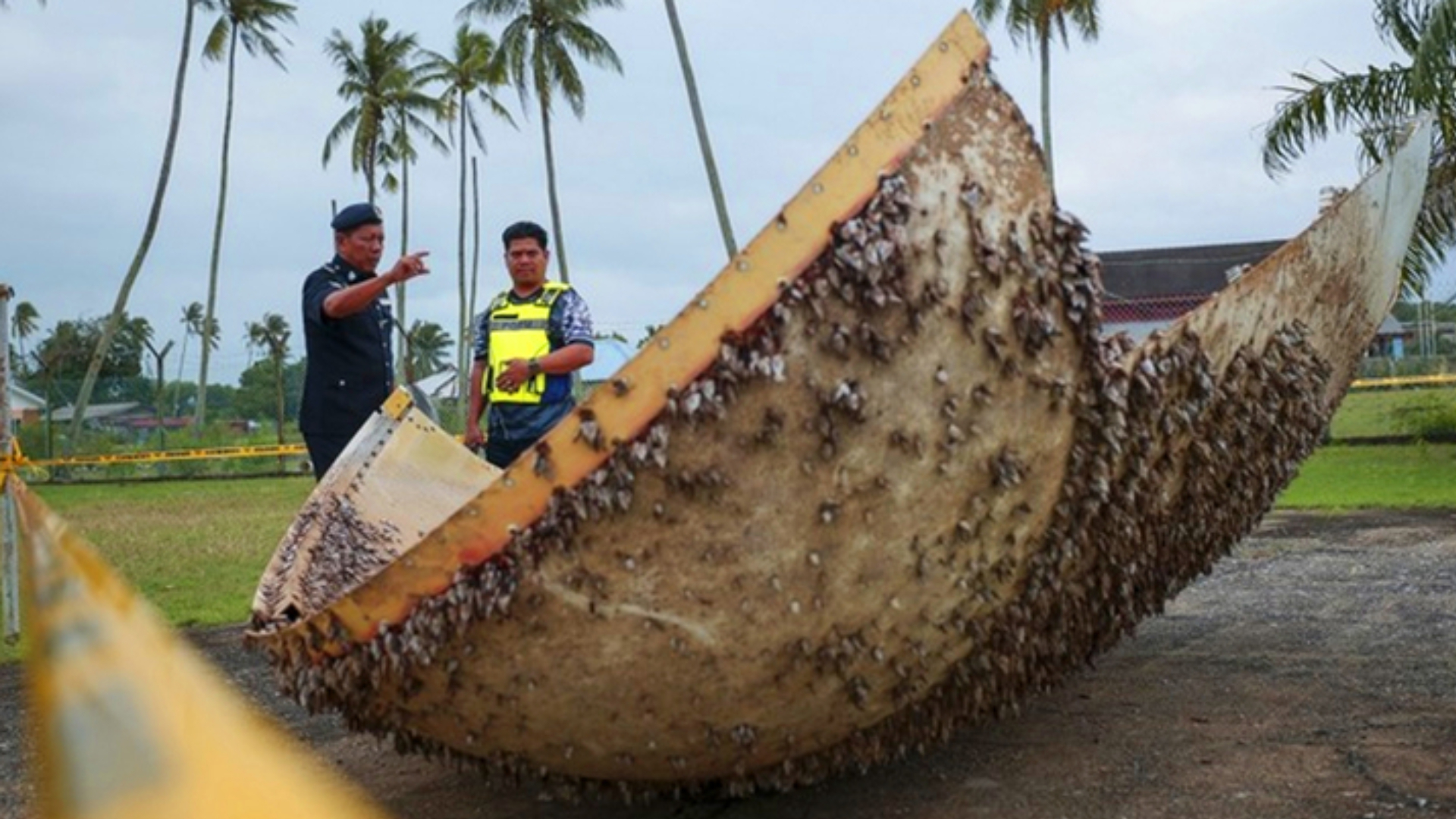 মালয়েশিয়ার সৈকতে বিশাল রহস্যময় বস্তু