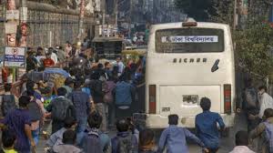 সাত কলেজ শিক্ষার্থীদের অবরোধে ঢাবির বাস ভাঙচুর, আহত ২ শিক্ষার্থী