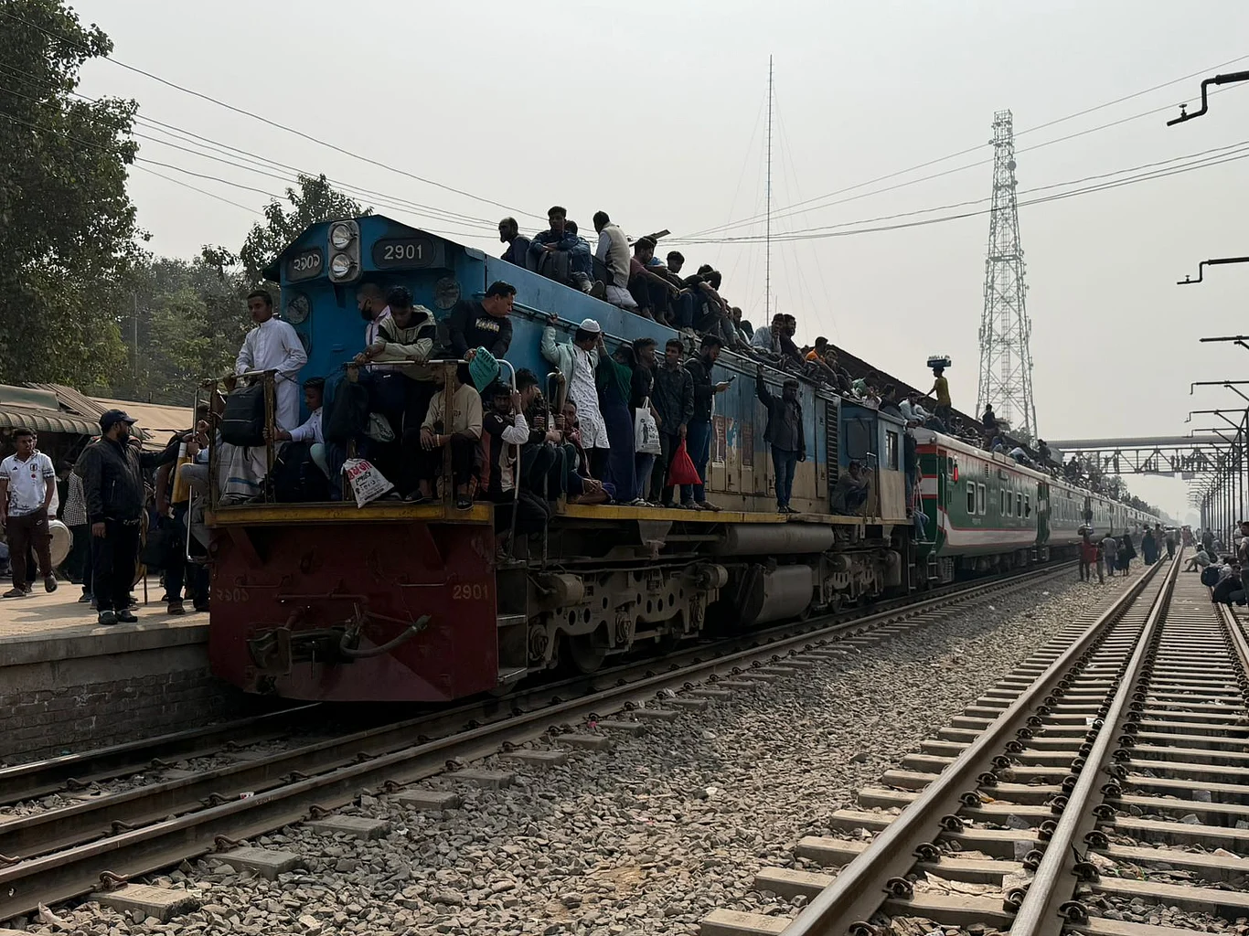 ভোটের ছুটিতে রাজধানী ছাড়ছেন মানুষ, রেল ও সড়কে তীব্র ভিড় 