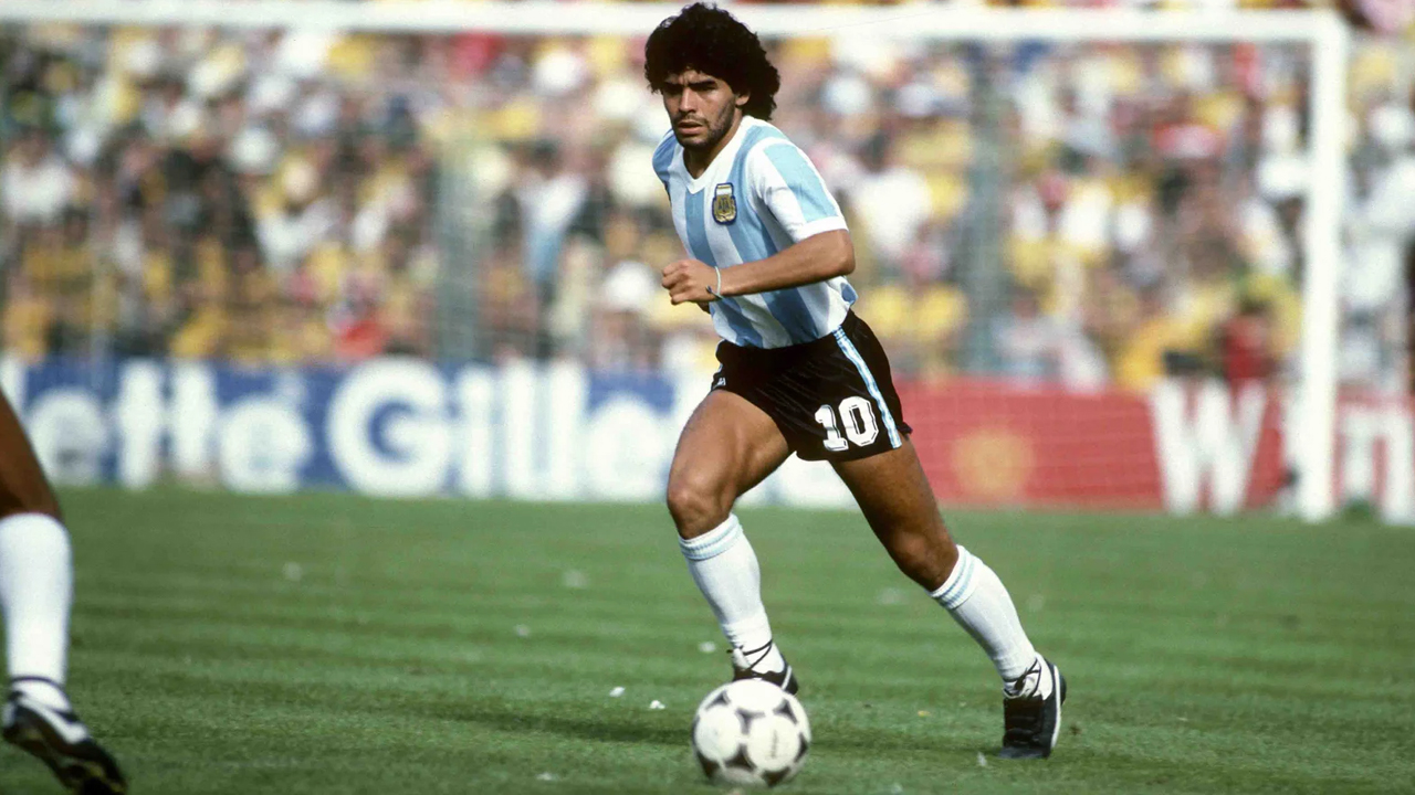 ম্যারাডোনার যে রেকর্ড ধরাছোঁয়ার বাইরে