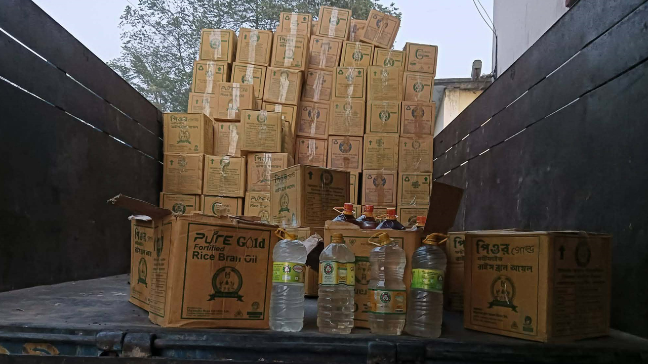 টিসিবির তেলের বোতলে তেল নয়, মিলল পানি